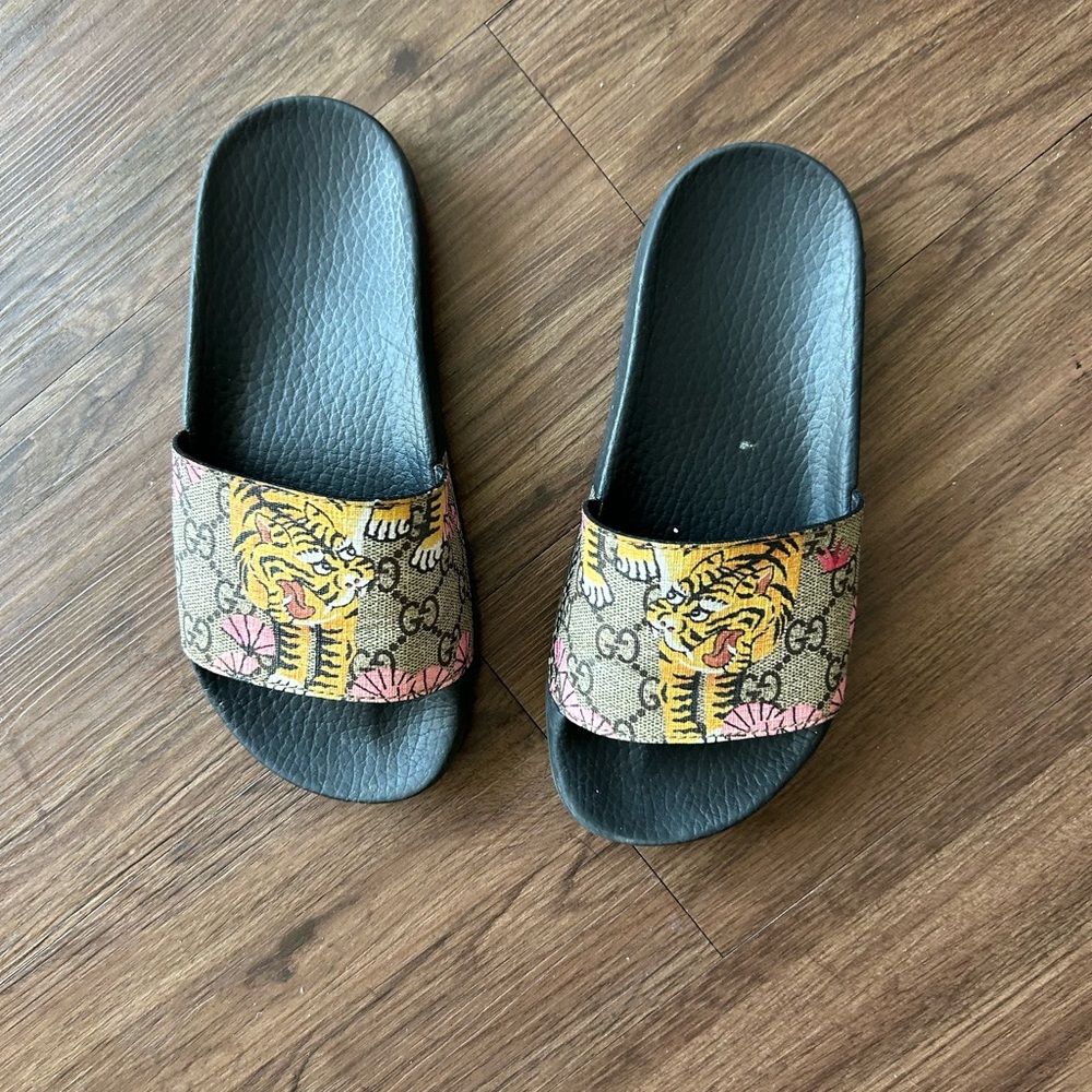 Gucci leather flip flops